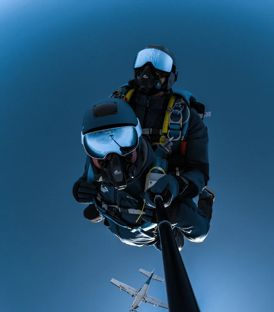 Sortie d'avion d'un saut HALO tandem à 7700m.