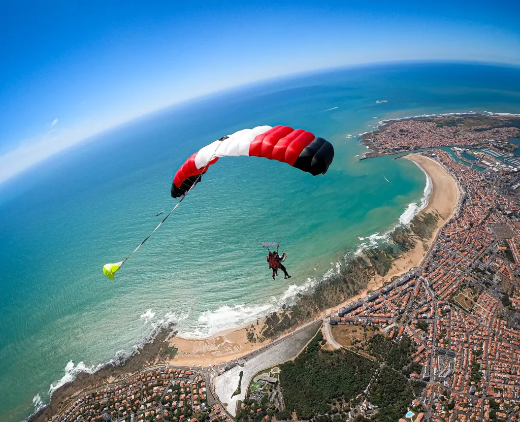 Miniature vidéo Survol de la ville sous la voile du Parachute