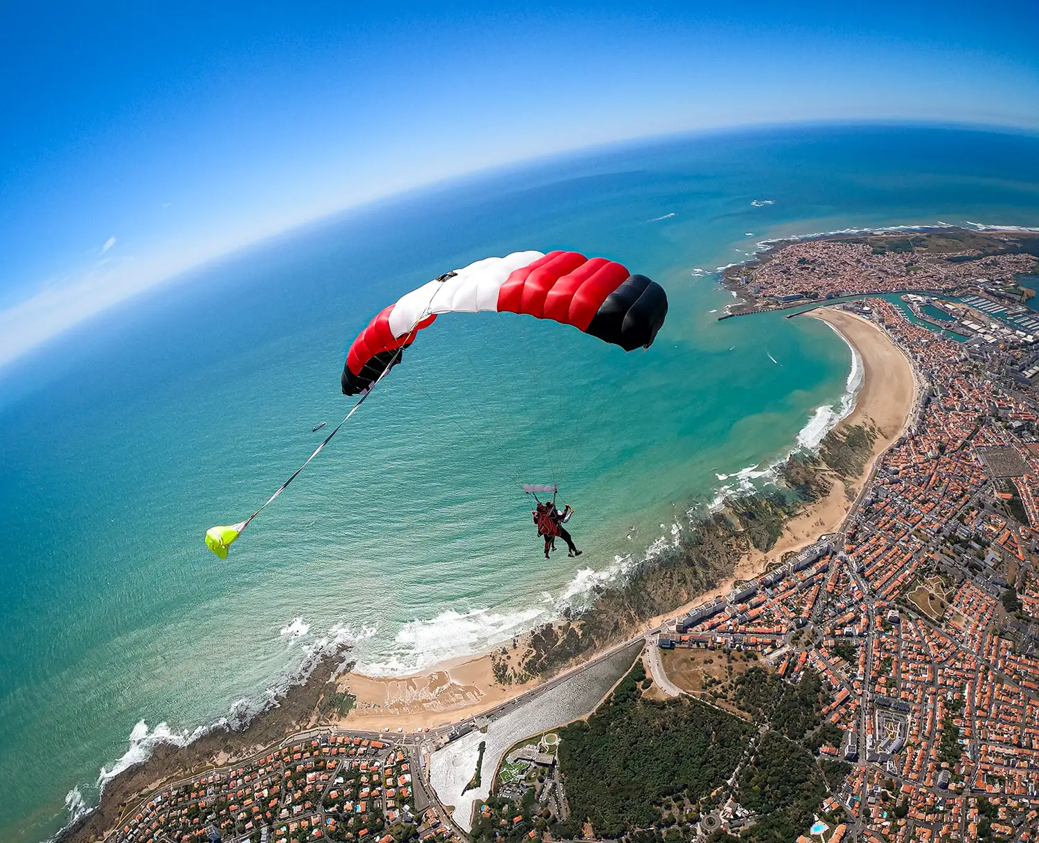 Survol de la ville en Parachute