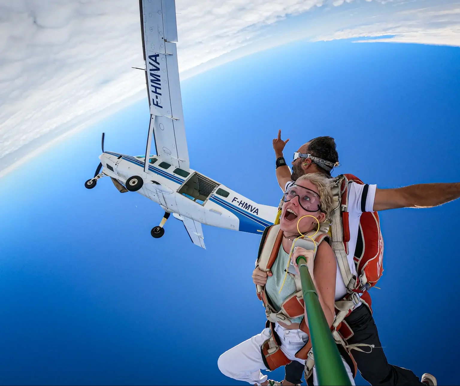 Parachutistes en sortie d'avion