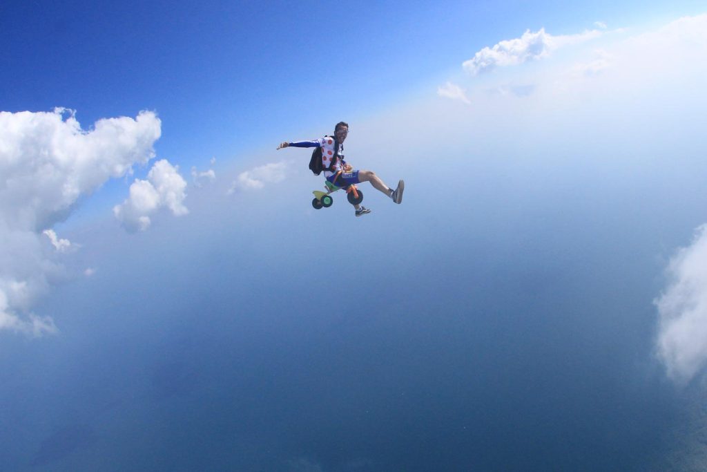 Miniature vidéo Un parachutiste déguisé en cycliste chute dans le ciel