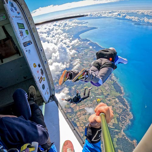 Deux plieuses de Vendée Évasion Parachutisme en sortie d'avion pour un saut solo