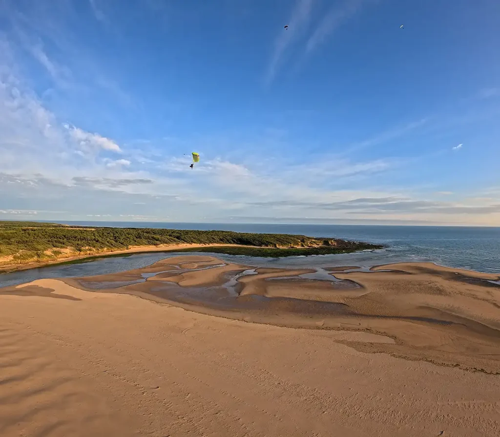 Vue aérienne au-dessus de la plage du Veillon, survolant les dunes sauvages et la pointe du Payré en Vendée