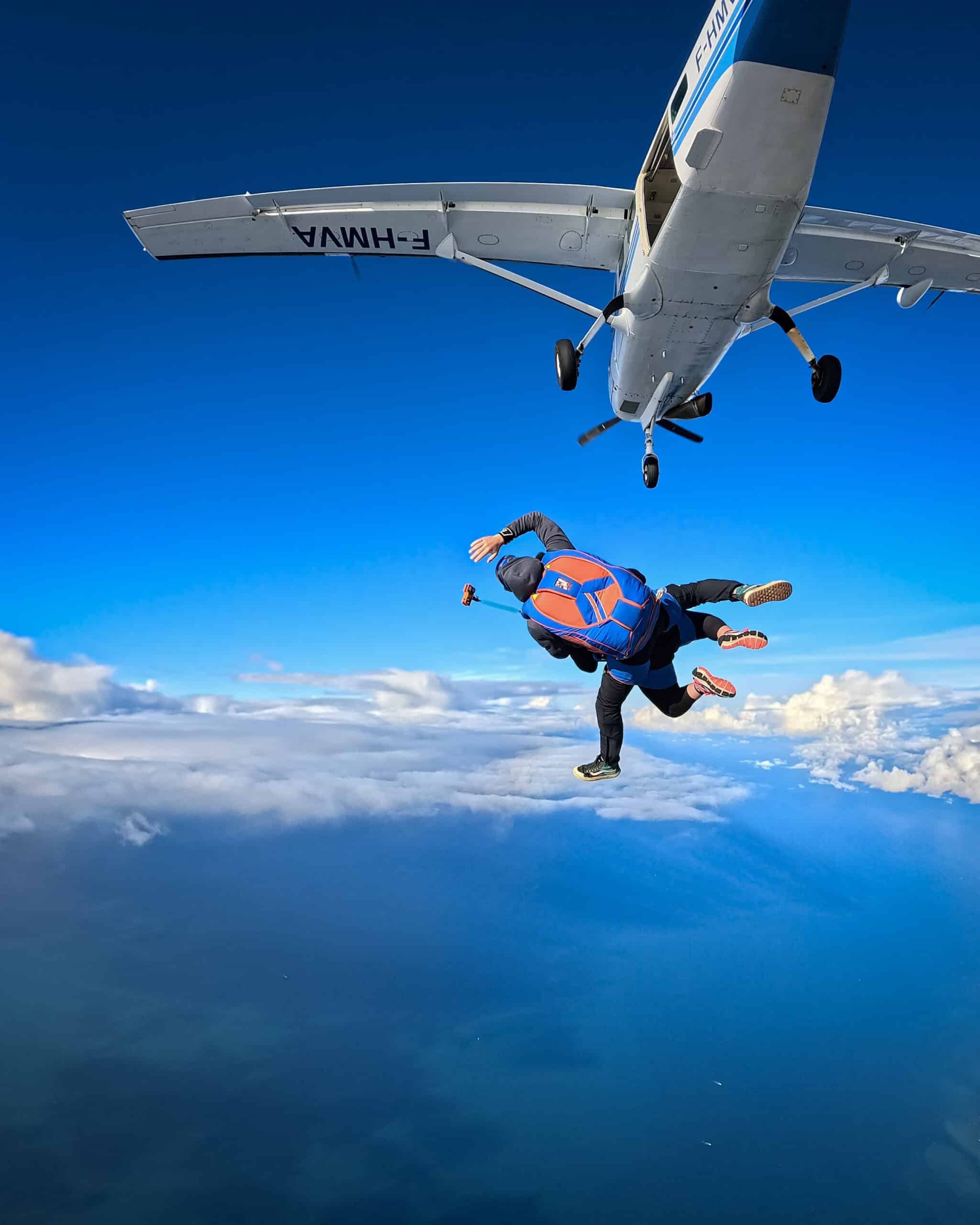 Sortie d'avion pour un tandem au-dessus du ciel et de l'océan bleu