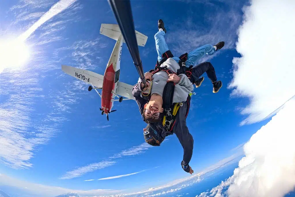 Sortie de l'avion F-GLPN en tandem — moniteur et passager quittant l'appareil à 4 000 m au-dessus des Sables-d'Olonne, Vendée